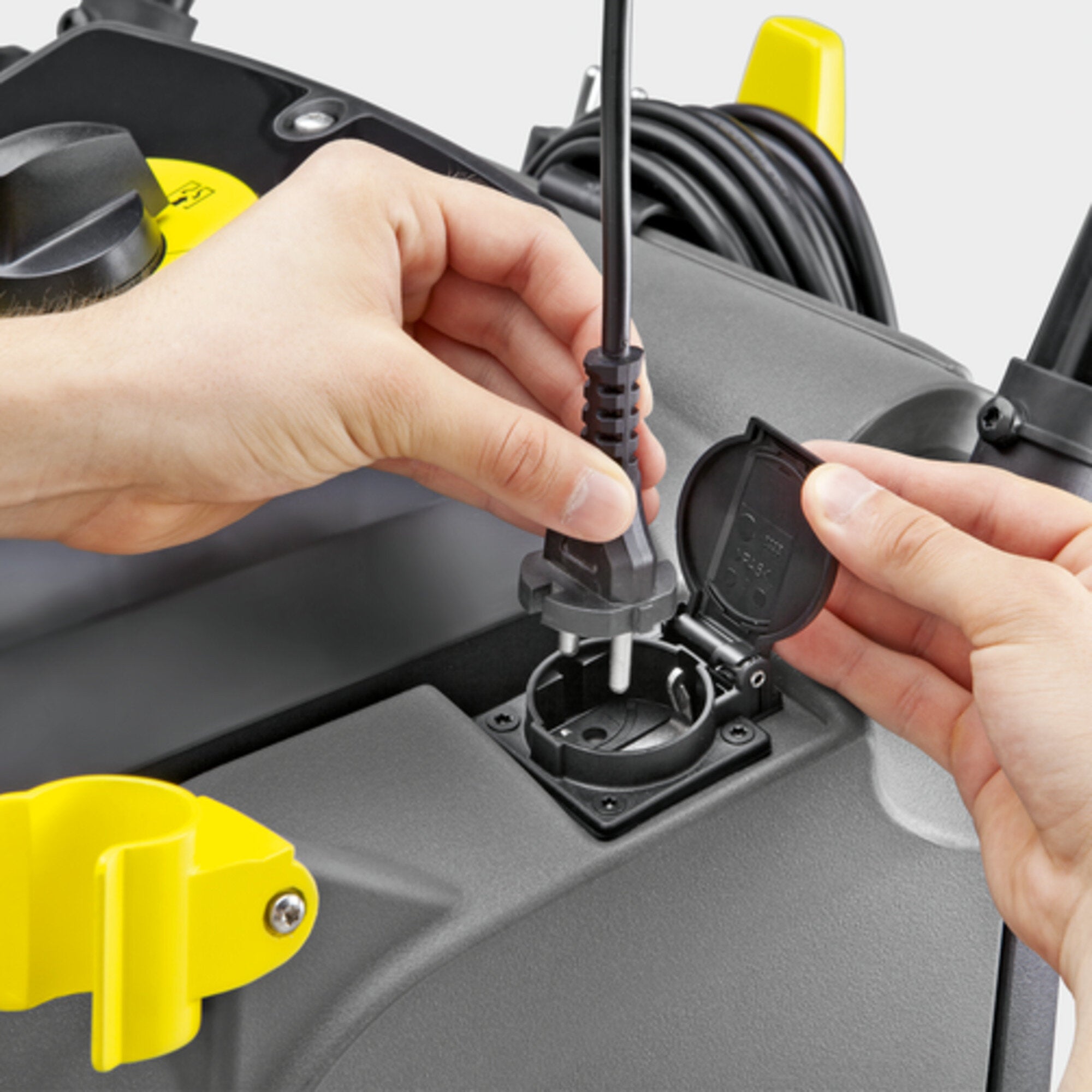 Karcher Puzzi 30/4 Spray-Extraction Cleaner image 2